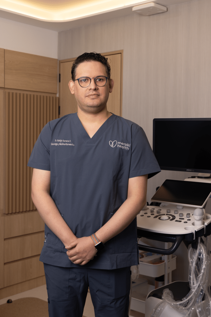 Ginecólogo Rodrigo Guarneros en consultorio de la Clínica de reproducción Meraki Health