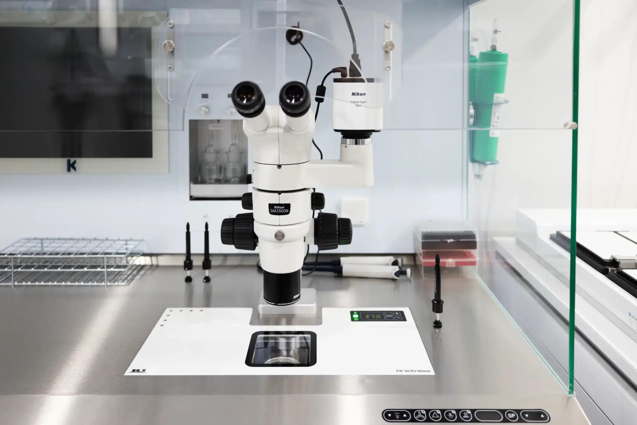 Clínica-de-fertilidad-microscopio